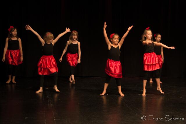 Tanz für Jung und Alt - ein großes Programm präsentierte Angelika Cordes mit Schülern ihres Studios  Tanztreff Augsburg dem Publikum im ausverkauften Augsburger Kulturhaus Abraxas