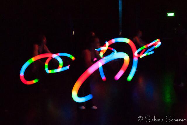 Tanz für Jung und Alt - ein großes Programm präsentierte Angelika Cordes mit Schülern ihres Studios  Tanztreff Augsburg dem Publikum im ausverkauften Augsburger Kulturhaus Abraxas - Schüler von Susanne Brucken zeigen Swi Poi