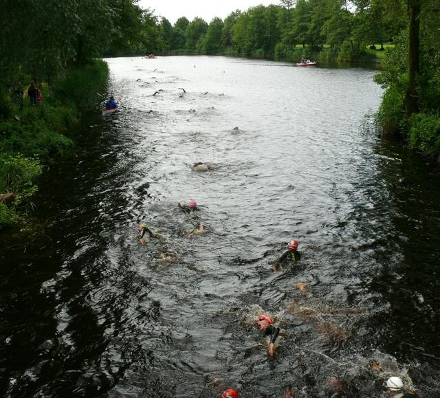 Durch schmale "Durchgänge" führte die Schwimmstrecke. Orientierung war schon angesagt.