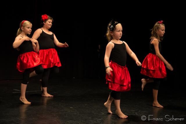 Tanz für Jung und Alt - ein großes Programm präsentierte Angelika Cordes mit Schülern ihres Studios  Tanztreff Augsburg dem Publikum im ausverkauften Augsburger Kulturhaus Abraxas