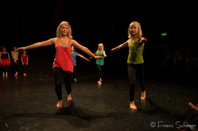 Tanz für Jung und Alt - ein großes Programm präsentierte Angelika Cordes mit Schülern ihres Studios  Tanztreff Augsburg dem Publikum im ausverkauften Augsburger Kulturhaus Abraxas