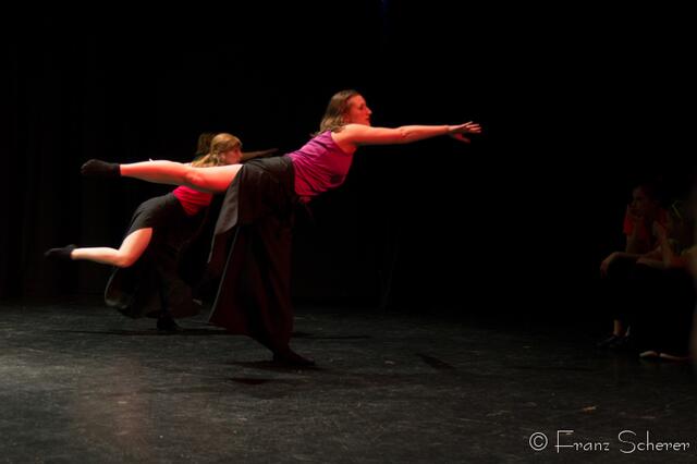 Tanz für Jung und Alt - ein großes Programm präsentierte Angelika Cordes mit Schülern ihres Studios  Tanztreff Augsburg dem Publikum im ausverkauften Augsburger Kulturhaus Abraxas