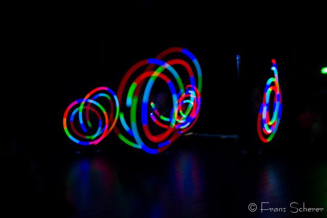 Tanz für Jung und Alt - ein großes Programm präsentierte Angelika Cordes mit Schülern ihres Studios  Tanztreff Augsburg dem Publikum im ausverkauften Augsburger Kulturhaus Abraxas - Schüler von Susanne Brucken zeigen Swi Poi