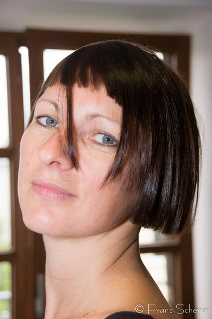 «Haute Coiffure» französischer Prägung in Berlin-Mitte -  beim Seminar in Friedberg gab Top-Friseur JeanLuc Paris viele Tipps und gestaltete beeindruckende Frisuren - Britta mit raffiniert gestyltem Bob