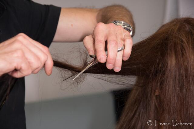 «Haute Coiffure» französischer Prägung in Berlin-Mitte -  beim Seminar in Friedberg gab Top-Friseur JeanLuc Paris viele Tipps und gestaltete beeindruckende Frisuren - JeanLuc zeigt das richtige "Slicen"