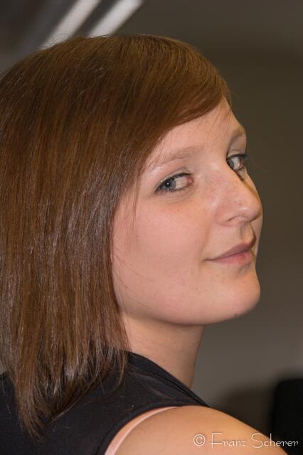 «Haute Coiffure» französischer Prägung in Berlin-Mitte -  beim Seminar in Friedberg gaben die Top-Friseure JeanLuc Paris und Silvio Deutschand viele Tipps und gestaltete beeindruckende Frisuren - Model Nicole freut sich