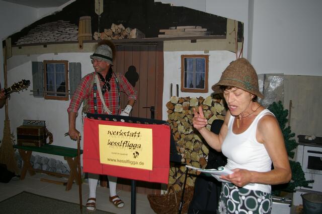 Bettina Nistler von der Kunstwerkstatt Kesslfligga ist schon während der Proben voll in ihrem Element