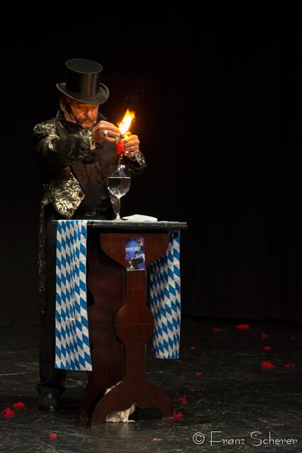 Tanz für Jung und Alt - ein großes Programm präsentierte Angelika Cordes mit Schülern ihres Studios  Tanztreff Augsburg dem Publikum im ausverkauften Augsburger Kulturhaus Abraxas - Allerlei Zauberhaftesmit Magier Magic Rico