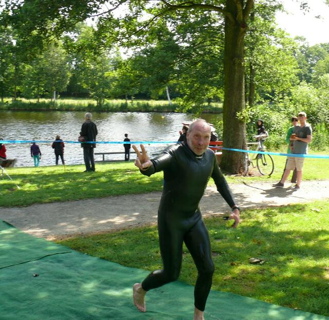 Schwimmausstieg nach etwas über 30 Minuten. Friedhelm begrüßt die "Fans"!