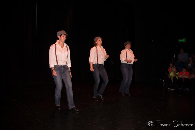 Tanz für Jung und Alt - ein großes Programm präsentierte Angelika Cordes mit Schülern ihres Studios  Tanztreff Augsburg dem Publikum im ausverkauften Augsburger Kulturhaus Abraxas
