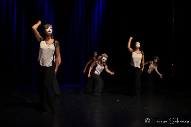 Tanz für Jung und Alt - ein großes Programm präsentierte Angelika Cordes mit Schülern ihres Studios  Tanztreff Augsburg dem Publikum im ausverkauften Augsburger Kulturhaus Abraxas