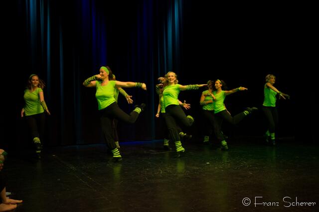 Tanz für Jung und Alt - ein großes Programm präsentierte Angelika Cordes mit Schülern ihres Studios  Tanztreff Augsburg dem Publikum im ausverkauften Augsburger Kulturhaus Abraxas