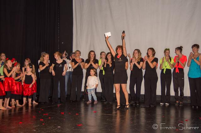 Tanz für Jung und Alt - ein großes Programm präsentierte Angelika Cordes mit Schülern ihres Studios  Tanztreff Augsburg dem Publikum im ausverkauften Augsburger Kulturhaus Abraxas