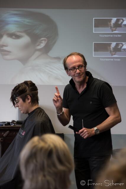 Spitzen-Coiffeur JeanLuc Paris aus Berlin zeigt beim Workshop im Friedbergs Goldwell Competence-Center wie es gemacht wird