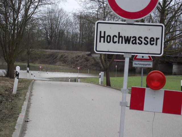 Achtung, Hochwasser! Die Fluten kommen näher, krabbeln auf dem Asphalt immer näher. | Foto: Günther Gierak