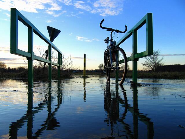 Ob dieses Fahrrad seinen Besitzer erst wieder sieht, wenn das Wasser zurückgegangen ist? | Foto: Matthias Waldgeist aus Fuhse