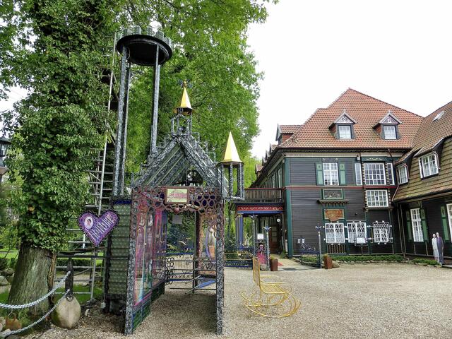 ..... und vom Ausgang noch einmal einen Blick zurück zur Jagdvilla.