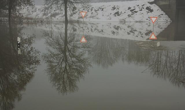 Das Hochwasser hat diese Spiegelung geschaffen, die gespenstisch-schön ist. Ali Kocaman aus Donauwörth hat das mit seiner Kamera festgehalten. | Foto: Ali Kocaman