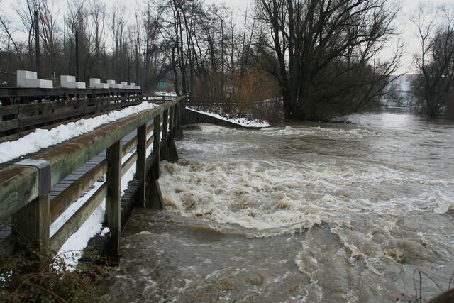 Wie viel Kraft das Hochwasser besitzt, zeigt dieses Bild sehr gut. Ob die Brücke den tosenden Wassermassen standgehalten hat? | Foto: Ali Kocaman