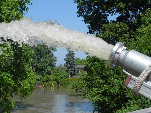 Wasser marsch! Den Kampf gegen das Hochwasser konnte Elke aus Sarstedt mit der Kamera festhalten. | Foto: Elke Rebiger-Burkhardt