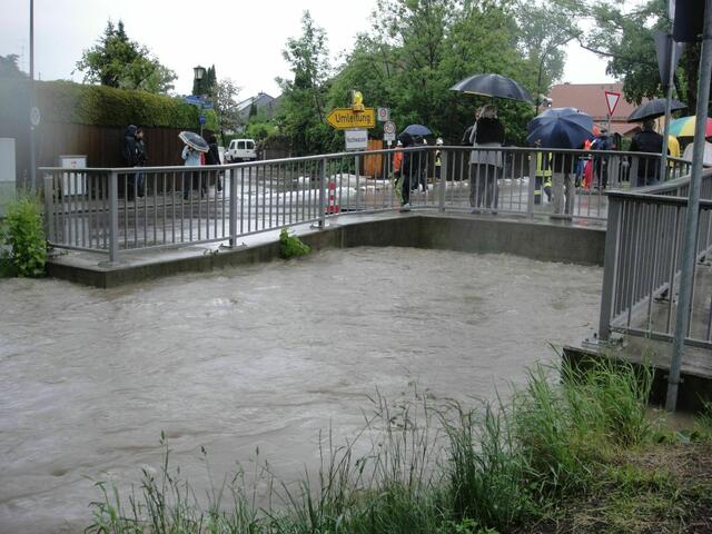 Die Wassermengen rücken immer näher. Davon müssen sich offensichtlich auch einige Leute erst einmal ein eigenes Bild machen. Marie-Thérèse aus Eichenau hat das beobachtet. | Foto: Marie-Thérèse Ritz-Burgstaller aus Eichenau