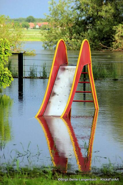 Birgit Behle war in der Region Hamburg unterwegs, als das Hochwasser herrschte. Diese verlassene Rutsche wartet wohl auf ein Kind - und trockene Zeiten. | Foto: Birgit Behle