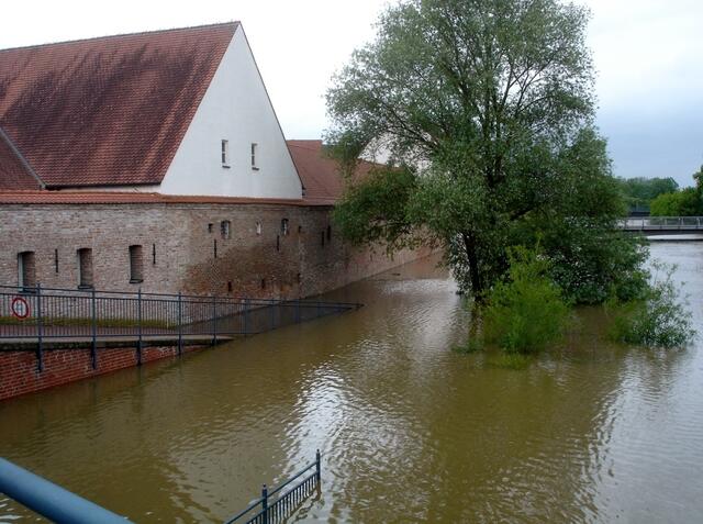 Ob hier einmal ein Weg neben dem Fluss war? Das Hochwasser hat alle Spuren beseitigt. Wenn dieses Element etwas will, holt es sich das auch. Günther aus Donauwörth konnte das alles - hoffentlich mit trockenen Füßen - beobachten. | Foto: Günther Gierak