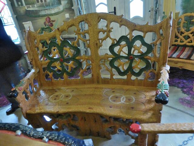 Die Bank für das Brautpaar während der Trauung.