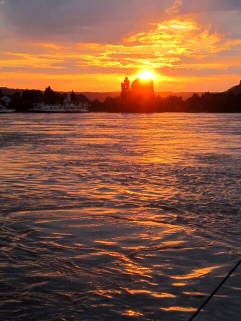 Auch das Hochwasser kann Romantik versprühen, lässt sich auf dem Bild von Gisela aus Linz am Rhein vermuten. Tolle Farben! | Foto: Gisela Görgens