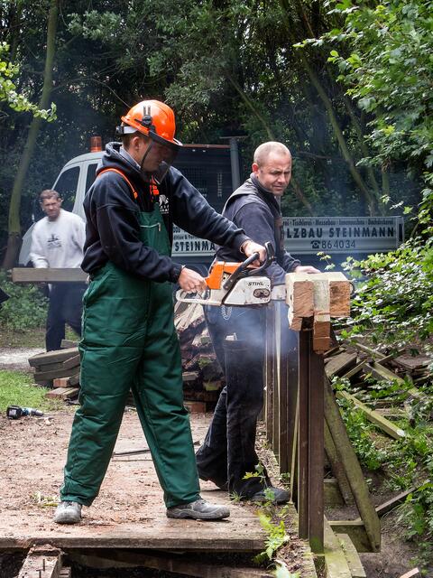 Die Kettensäge frisst sich durchs Gebälk