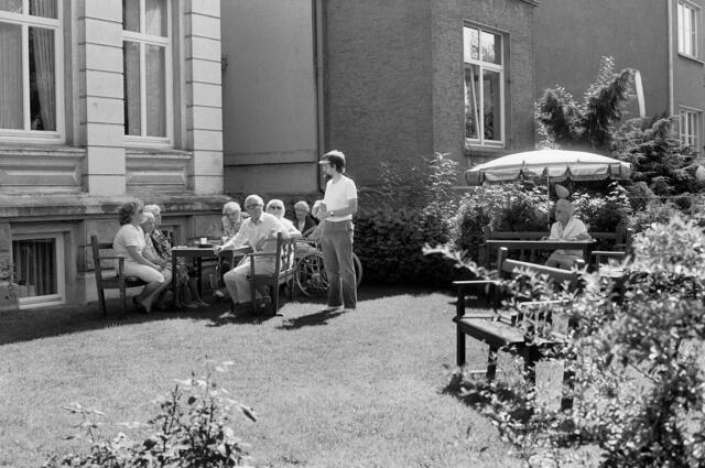Kaffeetafeln am Rande.