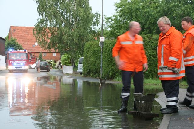 Durch den geöffnten Straßeneinauf kann das Wasser abfließen