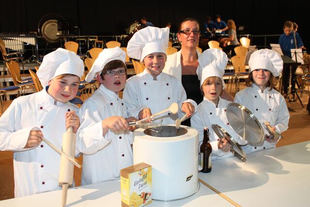 "Viele Köche verderben den Brei!" sagt ein altes Sprichwort. Dass dies beim Vororchester nicht der Fall ist, bewiesen die "Köche" v.l. Tizian Warisch, Sebastian Schweiger, Julian Hillenmeyer, Dominik Kögl und Niclas John.