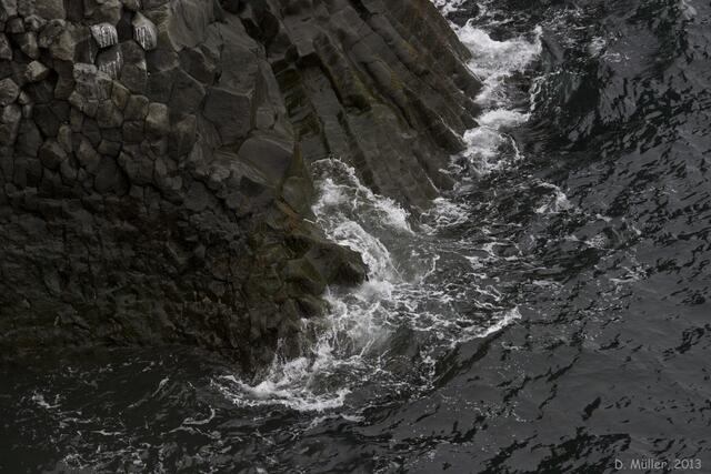 Die Kraft des Wassers ist küstenbildend (auf der Halbinsel Snæfellsnes/Island)