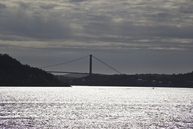 Übers Wasser führen Brücken, damit man trockenen Fußes ans andere Ufer kommt (Askøybrua bei Bergen/Norwegen)