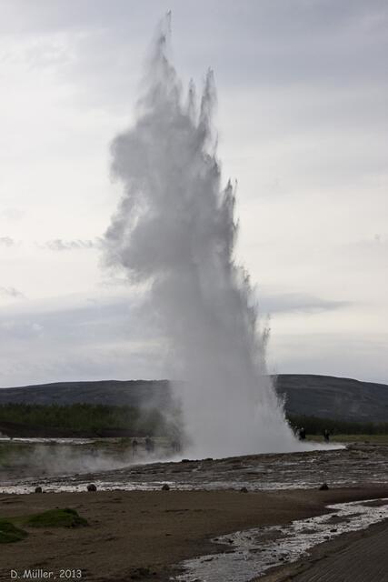 Heißes Wasser aus dem Erdinnern: Der Geysir Strokkur (Butterfässchen auf Deutsch) auf Island