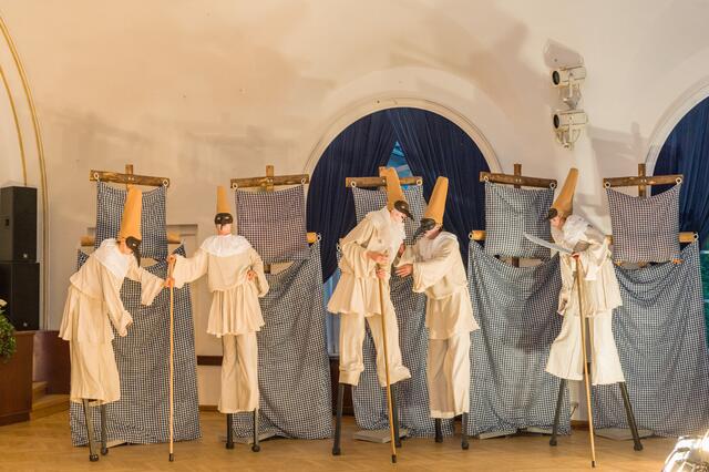 Pulcinelli vor Bettenlager