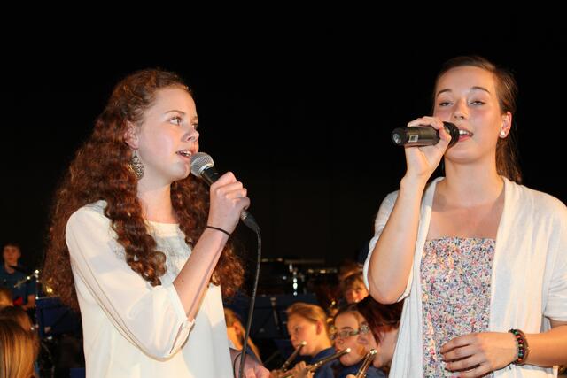 Juliane Stauch und Anna-Lena Mader unterstützten das Vororchester bei dem Hit "Siyahamba".