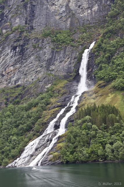 Gegenüber auf der anderen Seite des Fjords befindet sich der "Freier", der jahrhundertelang um die Schwestern geworben hat. Allerdings hat keine von ihnen ihn je erhört, weshalb er sich ...