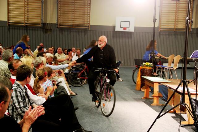 Das Jugendorchester kam mit Fahrrädern zum Konzert gefahren um das Publikum auf "The Happy Cyclist - I like my bike" einzustimmen.