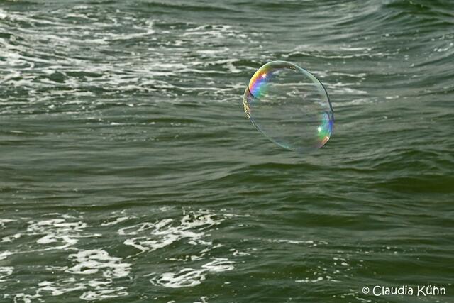 Eine Seifenblase macht eine Reise über die Ostsee ;-)))