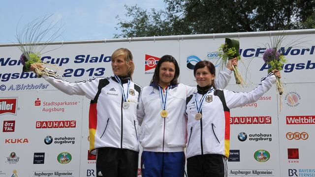 links 2. SCHORNBERG Jasmin, 1. FER Emilie, rechts  3. POESCHEL Cindy