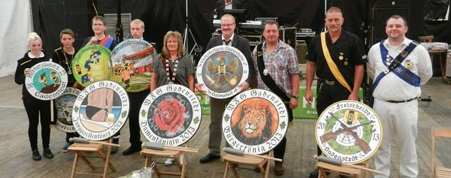 v.l. Janine Wagner (Honey Bee) , Silas Heuer (Jugendkönig), Michael Hampel (Jugendfeuerwehr), Tim Dignatz (Feuerwehrehrenscheibe), Dorothee Hochschild (Damenkönigin), Carsten Schulz (Ehrenscheibe), Siegfried Menzel (Bürgerkönig), Bernd Barteit (Freischeibe) und Lars Herbst ( Junggesellenkönig).