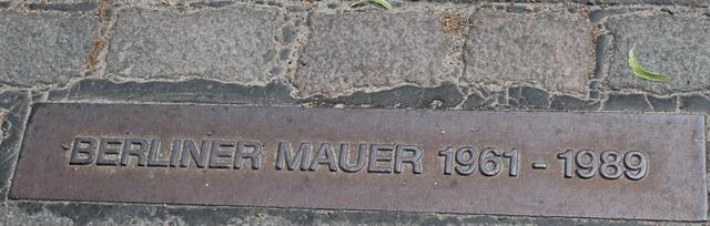 wo früher die Mauer stand sind jetzt Doppelkopfsteinreihen zusehen