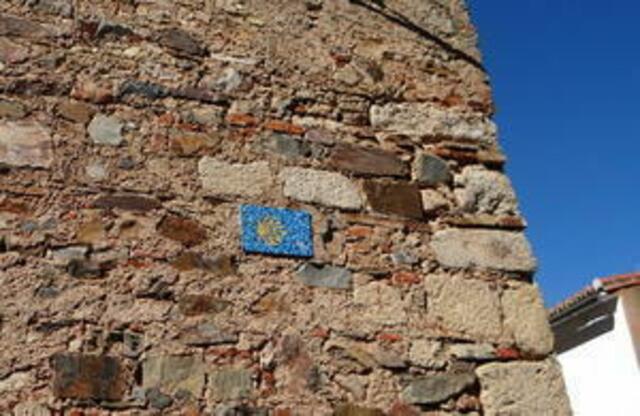 Pilgerzeichen an einer Mauer in Spanien