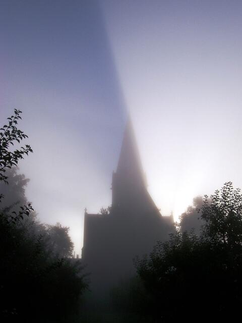 Abteikirche Sankt Ottilien im Morgennebel