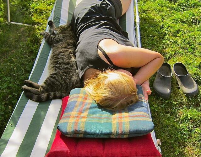 Rücken an Rücken schläft es sich für Mensch und Katze auch ganz prima. | Foto: Kirsten S. aus Pattensen