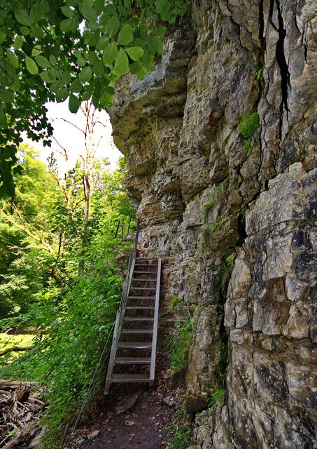Übert Leitern durch die Felsen