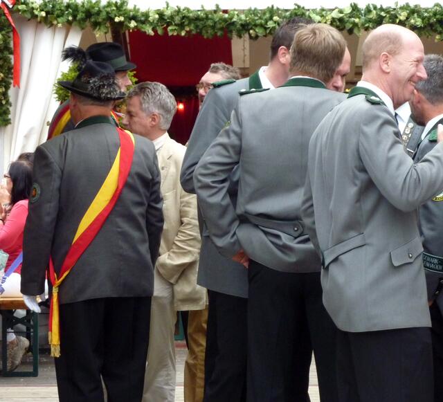 Der Herr in Weiß ist Langenhagens Bürgermeister.