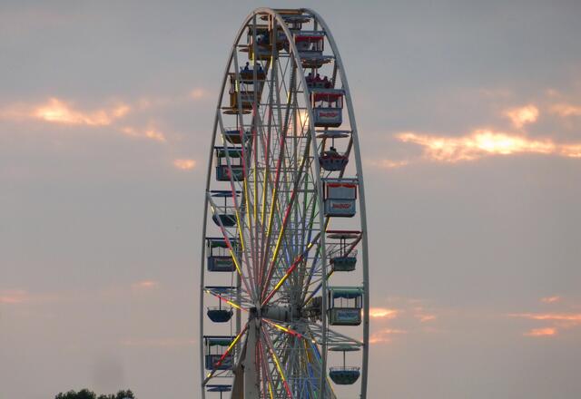 Das Riesenrad sieht ziemlich einladend aus, aber es ist sehr hoch und nur für schwindelfreie Leute geeignet.